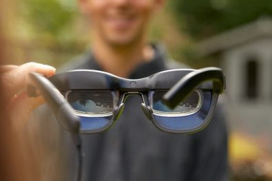 these-new-glasses-will-allow-the-deaf-to-see-conversations-by-turning-audio-into-subtitles