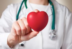 leading-cardiologist-shares-10-heart-symptoms-people-should-never-ignore-but-often-do
