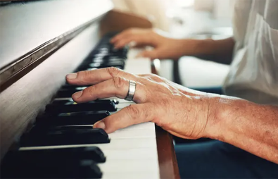 study-finds-that-singing-or-playing-music-as-you-age-linked-to-better-brain-health