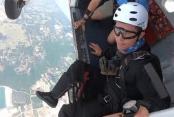 paraplegic-veteran-earns-his-skydiving-license-and-takes-back-his-life